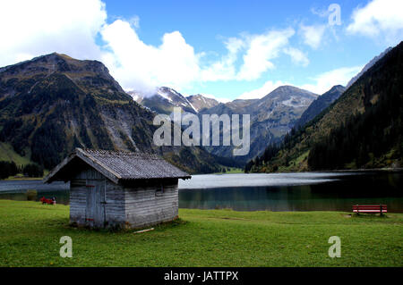 Der Vilsalpsee ist eingebettet in die Tannheimer Berge inTirol, Oesterreich; idyllischer Ort Il Vilsalpsee è incorporato nelle montagne di Tannheim inTyrol, Austria; posizione idilliaca Foto Stock