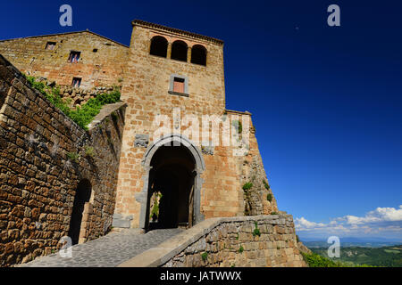 Civita di Bagnoregio " la città che sta morendo' medievale centro storico antico cancello Foto Stock