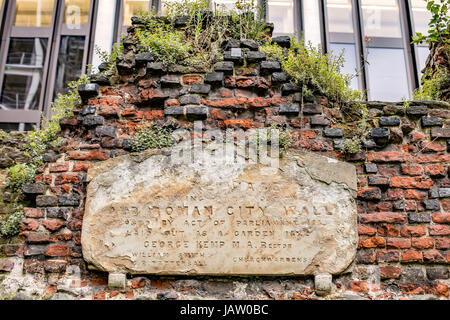 London Wall contrasto con nuovi edifici Foto Stock