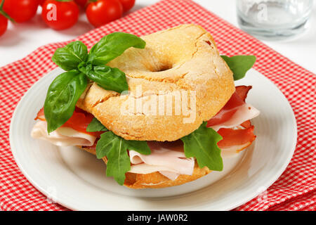 L'anello a forma di rotolo di pane (friselle) il prosciutto della Foresta Nera Foto Stock