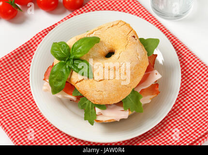 L'anello a forma di rotolo di pane (friselle) il prosciutto della Foresta Nera Foto Stock