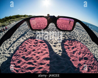 Oversized paio di occhiali da sole in spiaggia, arte di installazione durante il fotofestival "Horizonte Zingst', Vista fisheye, Mar Baltico, penisola di Fischland-D Foto Stock