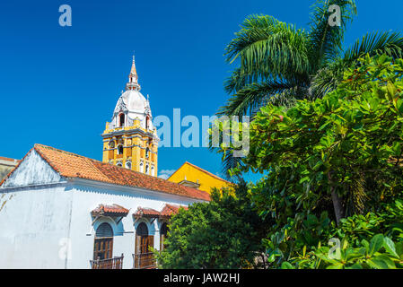 Vista della cattedrale di Cartagena, Colombia accanto a lussureggianti alberi verdi Foto Stock