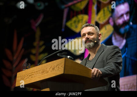 Michael Sheen attore dando il Aneurin Bevan lecture sul palco a hay festival della letteratura e delle arti 2017 Hay-on-Wye powys wales uk Foto Stock