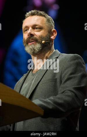 Michael Sheen attore dando il Aneurin Bevan lecture sul palco a hay festival della letteratura e delle arti 2017 Hay-on-Wye powys wales uk Foto Stock