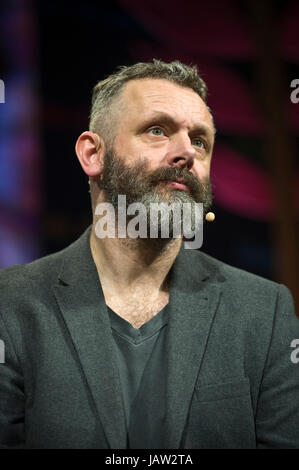 Michael Sheen attore dando il Aneurin Bevan lecture sul palco a hay festival della letteratura e delle arti 2017 Hay-on-Wye powys wales uk Foto Stock