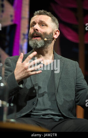 Michael Sheen attore dando il Aneurin Bevan lecture sul palco a hay festival della letteratura e delle arti 2017 Hay-on-Wye powys wales uk Foto Stock