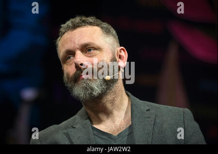 Michael Sheen attore dando il Aneurin Bevan lecture sul palco a hay festival della letteratura e delle arti 2017 Hay-on-Wye powys wales uk Foto Stock