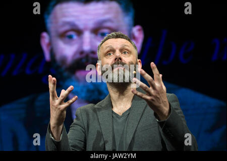 Michael Sheen attore dando il Aneurin Bevan lecture sul palco a hay festival della letteratura e delle arti 2017 Hay-on-Wye powys wales uk Foto Stock