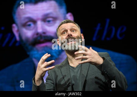 Michael Sheen attore dando il Aneurin Bevan lecture sul palco a hay festival della letteratura e delle arti 2017 Hay-on-Wye powys wales uk Foto Stock