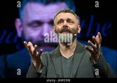 Michael Sheen attore dando il Aneurin Bevan lecture sul palco a hay festival della letteratura e delle arti 2017 Hay-on-Wye powys wales uk Foto Stock