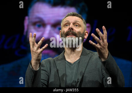 Michael Sheen attore dando il Aneurin Bevan lecture sul palco a hay festival della letteratura e delle arti 2017 Hay-on-Wye powys wales uk Foto Stock