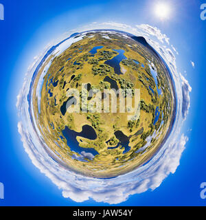 Piccoli laghi e stagni nei pressi del Lago Myvatn con Vindbelgjarfjall - Aerial piccolo pianeta (guardando dritto verso il basso e tutto intorno) dalle foto da fuco Foto Stock