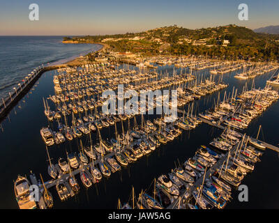 Antenna di barche in Santa Barbara Porto, Santa Barbara, California Foto Stock