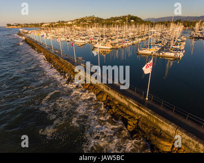 Antenna di barche in Santa Barbara Porto e frangiflutti e di Santa Barbara in California Foto Stock