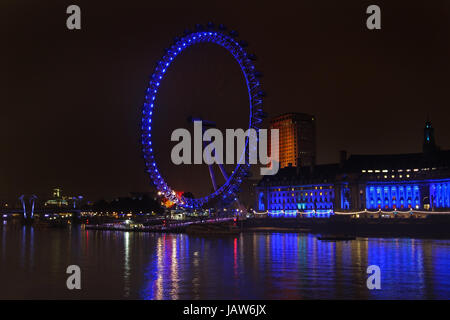 LONDON, Regno Unito - 17 novembre; London Eye in Landmark London, Regno Unito - 17 Novembre, 2013; famoso simbolo di Londra London Eye ruota durante la notte oltre il Tamigi Foto Stock