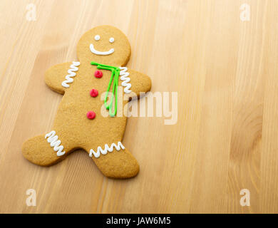 Gingerbread Man su sfondo di legno Foto Stock