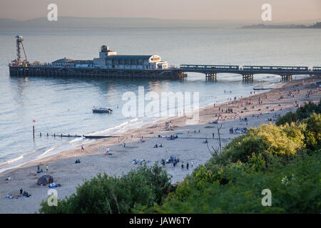 BOURNEMOUTH, Regno Unito - 1° giugno 2017: Bournemouth Beach pier e costa, Dorset, Inghilterra Foto Stock