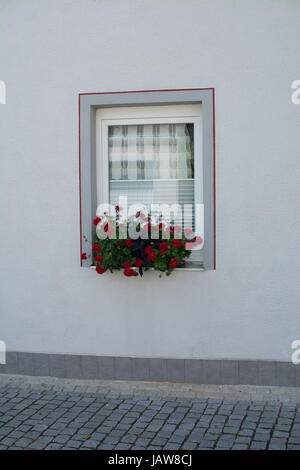 Piccola cittadina in Germania - street e bridge e finestra con fiori Foto Stock