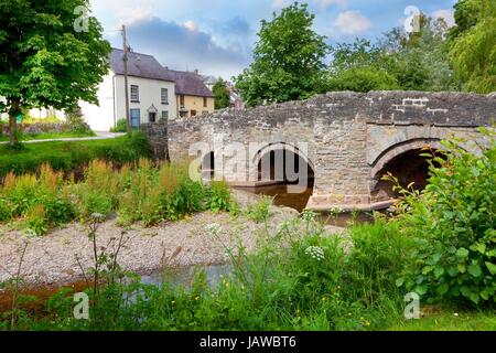 Il vecchio ponte packhorse a Clun, Shropshire, Inghilterra. Foto Stock