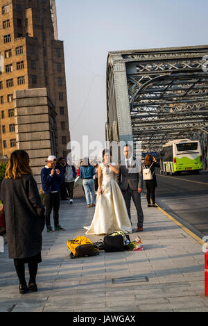 Appena sposata giovane in posa per la fotografia , Shanghai, Cina Foto Stock