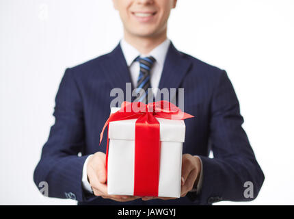 Immagine di giftbox detenute da imprenditore sorridente Foto Stock