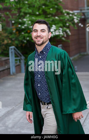 Modello maschile che indossa un abito di graduazione del campus presso una università in Oregon. Foto Stock