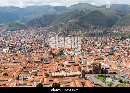 La città e la periferia di Cusco di riempire una valle delle Ande con tegole di terracotta. Foto Stock