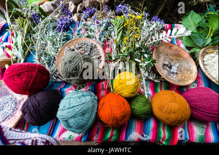 Amaru persone utilizzando coloranti naturali di colore la lana di ovini per fare palline di filato. Foto Stock