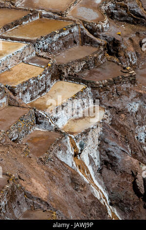 Un Inca miniera di sale composto da molla salato stagni di acqua che evapora. Foto Stock