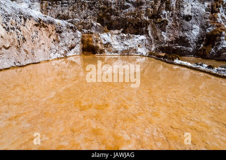 Un Inca miniera di sale composto da molla salato stagni di acqua che evapora. Foto Stock