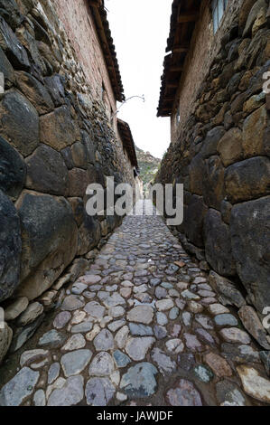 Un villaggio lane pavimentata con pietre e foderato con alta Inca muretti a secco. Foto Stock