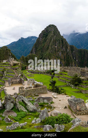 Le antiche rovine Inca alla base di Huayna Picchu nelle Ande. Foto Stock