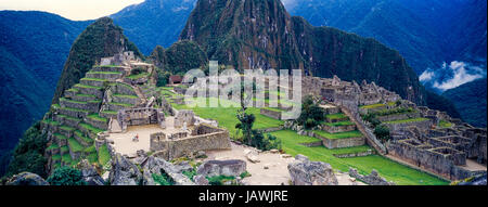 Le antiche rovine Inca alla base di Huayna Picchu nelle Ande. Foto Stock