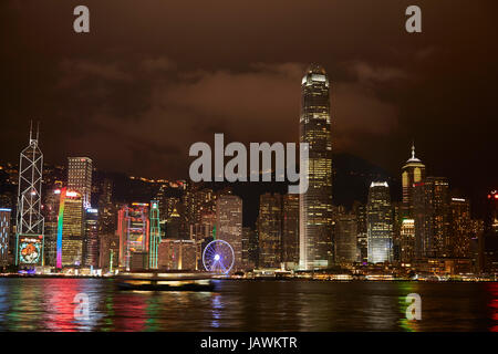 Luce che mostra sui grattacieli e Hong Kong ruota di osservazione, che si riflette nel Porto Victoria, centrale, Isola di Hong Kong, Hong Kong, Cina Foto Stock