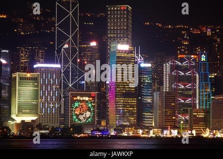 Victoria Harbour e spettacolo di luci sui grattacieli, centrale, Isola di Hong Kong, Hong Kong, Cina Foto Stock