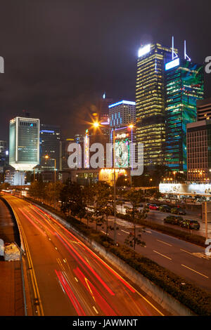 Luci di posizione posteriori e grattacieli di notte, centrale, Isola di Hong Kong, Hong Kong, Cina Foto Stock