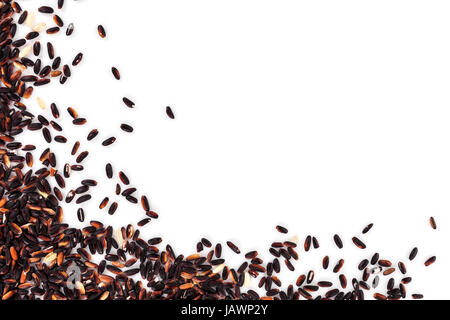 Il riso nero isolato su sfondo bianco con copia spazio. Naturale mangiando riso sfondo. Foto Stock