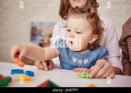 Carino Bambina giocando con le forme Foto Stock