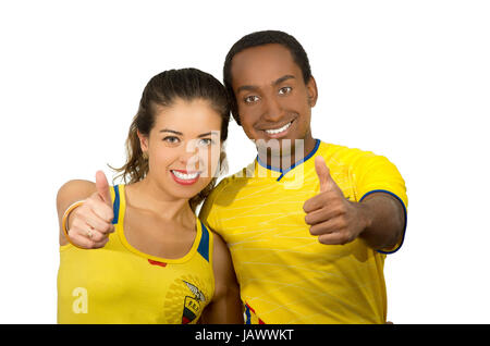 QUITO, ECUADOR - 06 Maggio 2017: giovane coppia ecuadoriana indossando maratona ufficiale Football Shirt in piedi di fronte alla fotocamera, con i pollici in su come un segno di vittoria, sfondo bianco Foto Stock