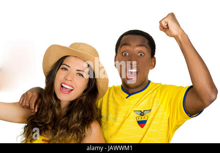 QUITO, ECUADOR - 06 Maggio 2017: Close up di una giovane coppia ecuadoriana indossando maratona ufficiale Football Shirt in piedi di fronte alla fotocamera, e urlando a causa della vittoria, sfondo bianco Foto Stock