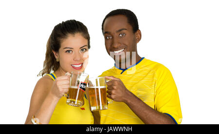 QUITO, ECUADOR - 06 Maggio 2017: giovane coppia ecuadoriana indossando maratona ufficiale Football Shirt in piedi di fronte alla fotocamera, la condivisione di un bicchiere di birra con il suo fidanzato, sfondo bianco Foto Stock