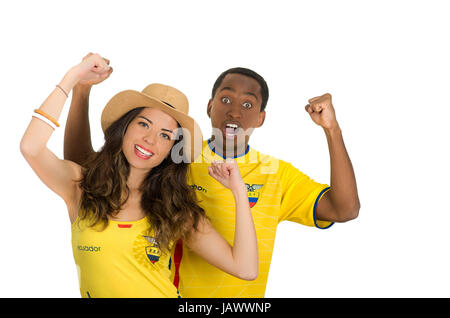 QUITO, ECUADOR - 06 Maggio 2017: giovane coppia ecuadoriana indossando maratona ufficiale Football Shirt in piedi di fronte alla fotocamera, e urlando a causa della vittoria, sfondo bianco Foto Stock