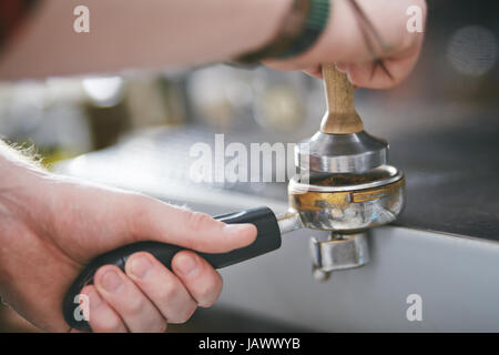 Barista preparazione di caffè per la produzione di birra Foto Stock