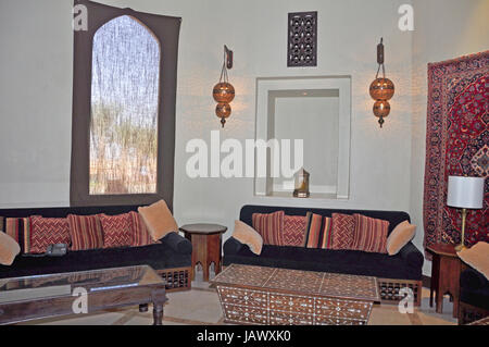 Una zona tranquilla, decorate con stile arabo artefatti in questo hotel di Abu Dhabi, Emirati arabi uniti Foto Stock