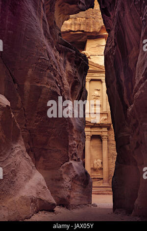 Tesoro in posizione verticale, immagine presa all'interno di Siq, città di Petra, Giordania Foto Stock