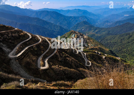 Curva strade sulla vecchia Via della seta, seta rotta commerciale tra la Cina e l'India, il Sikkim Foto Stock