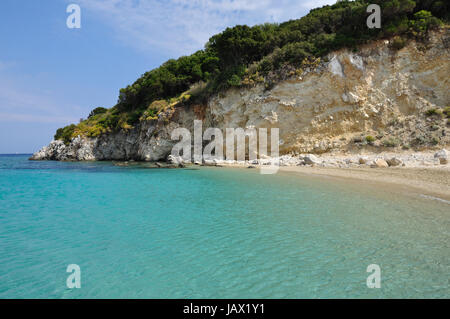 Mare blu acqua e sulla spiaggia di Marathonisi isola di Zante, Grecia. Foto Stock