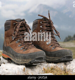 Schuhe zum Wandern in den Bergen auf einem Stein Foto Stock