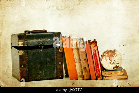 Vintage foto di vecchi libri, treasure box e globo terrestre Foto Stock